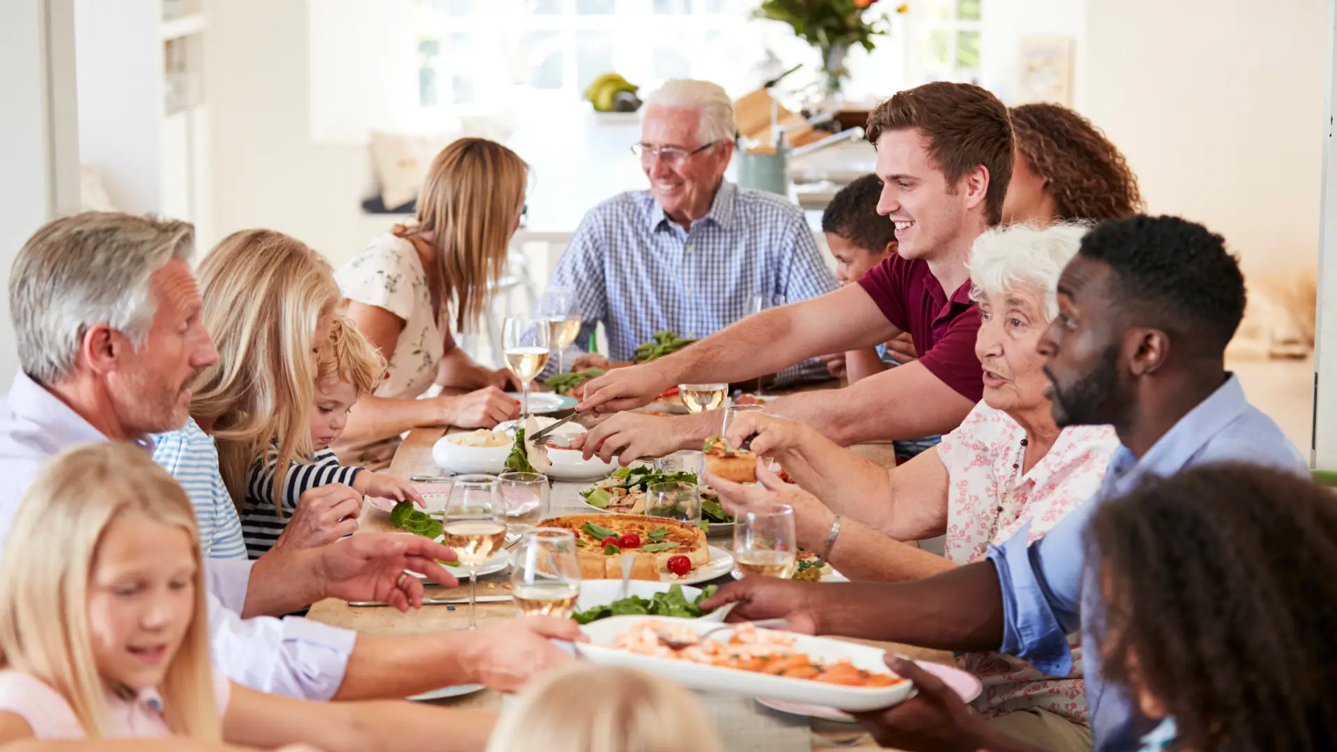 Wielopokoleniowa rodzina razem przy stole